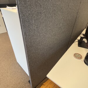 Floor screen