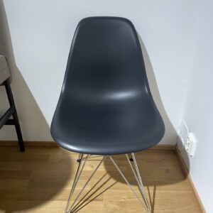 Eames Plastic Side Chair