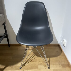 Eames Plastic Side Chair